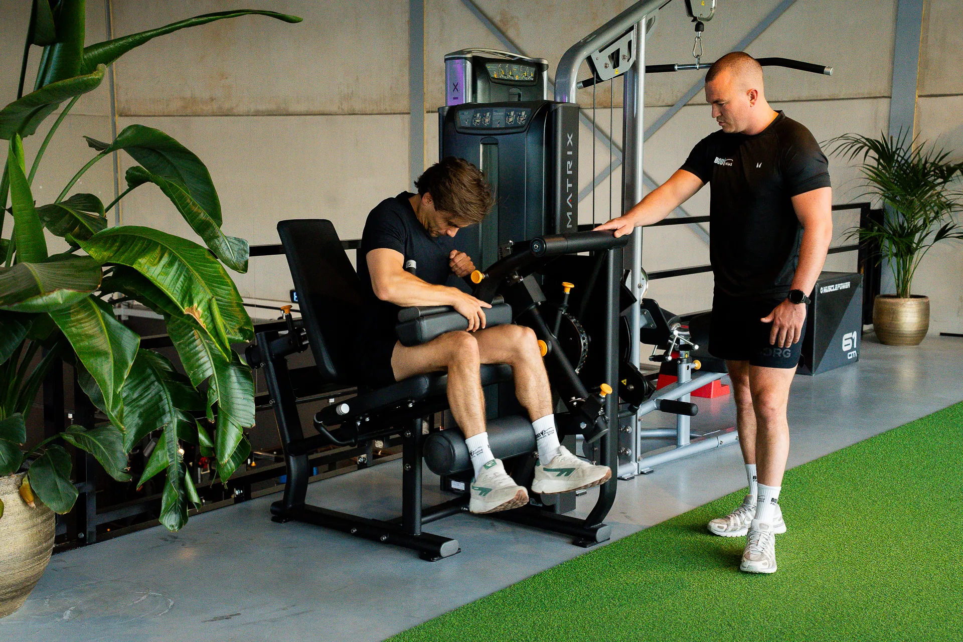 Personal trainer begeleidt ondernemer tijdens krachttraining