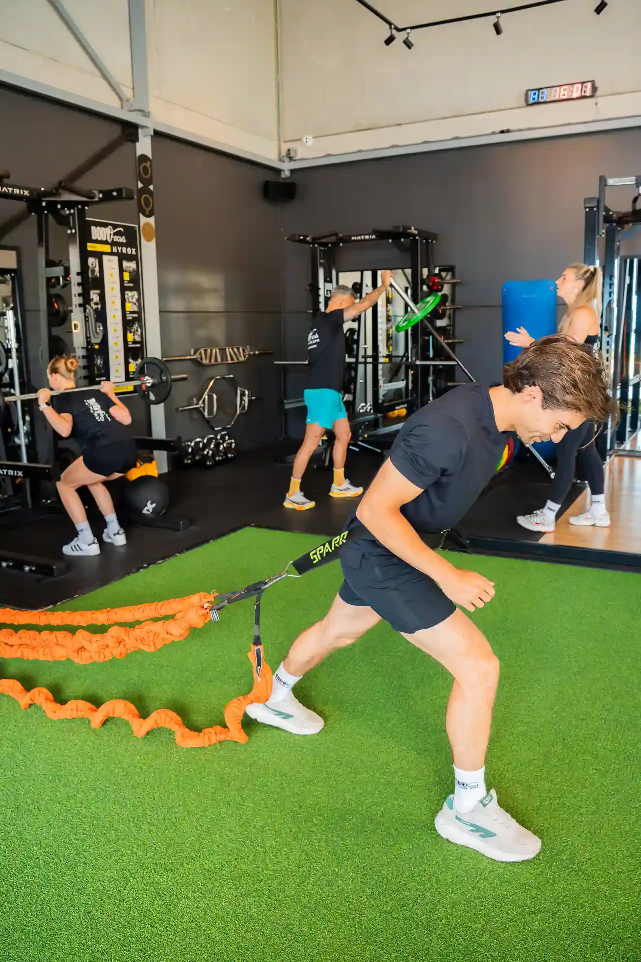 Kracht- en conditietraining op de gymvloer bij Body Focus