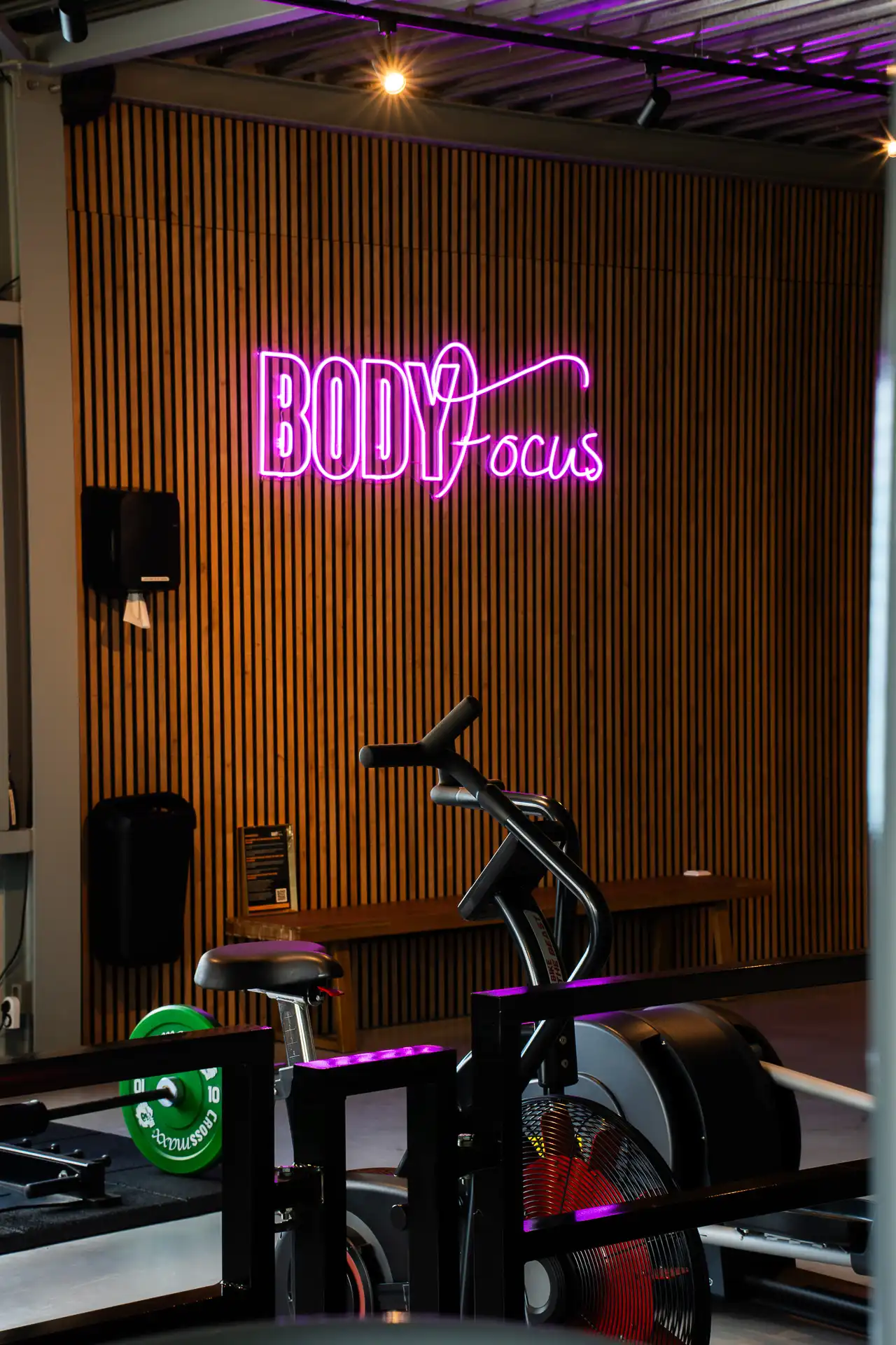 Body Focus neon logo in de gym