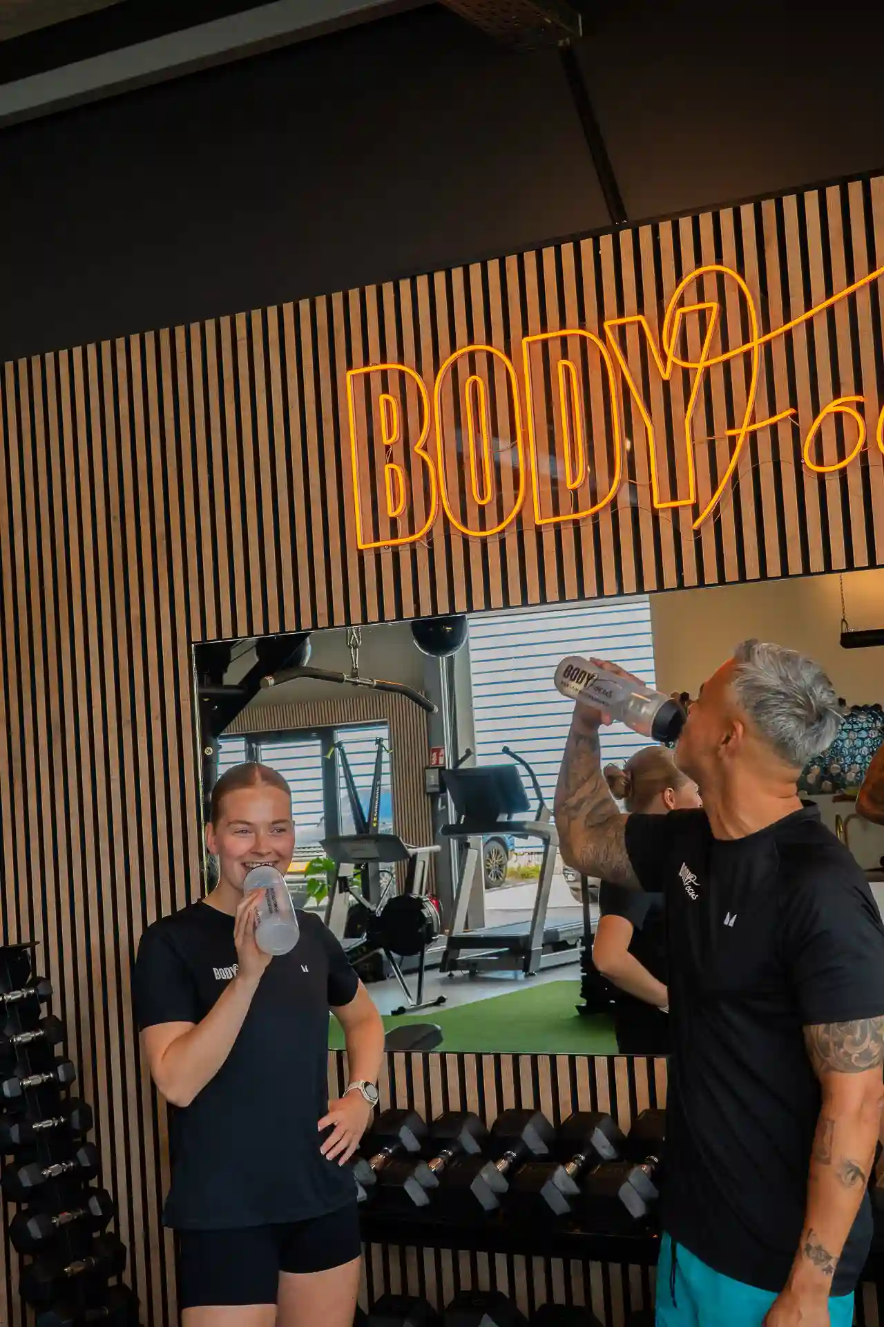 Sportmaatjes met shakers voor het Body Focus neon logo